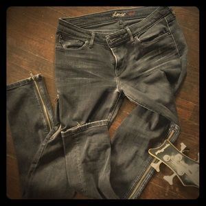 Rockin’ faded black jeans with sexy zippers!